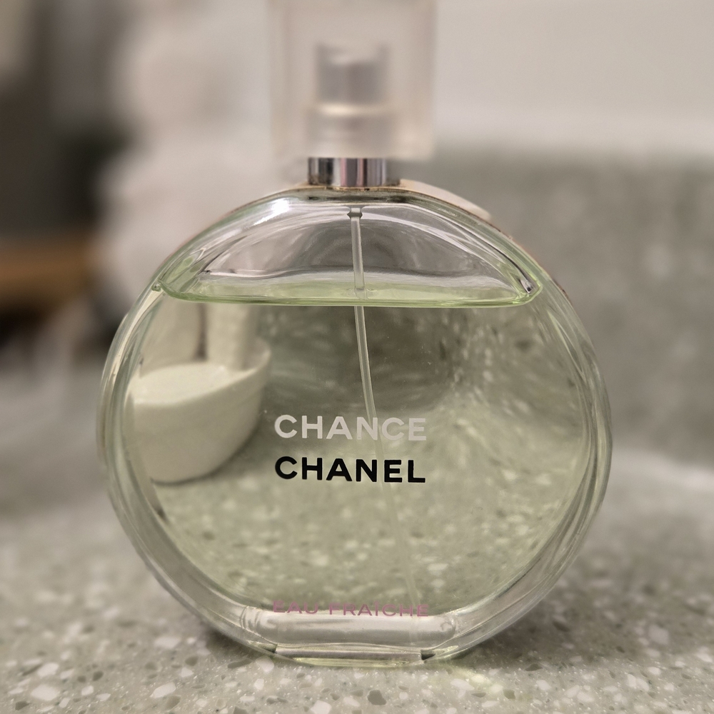CHANEL Eau de Toilette with Metallic and Lime Hues